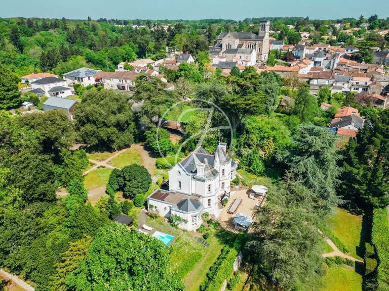 Propriété Le Cellier - 485m²