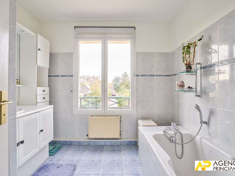 Maison Le Mesnil-le-Roi - 4 chambres - 160m²