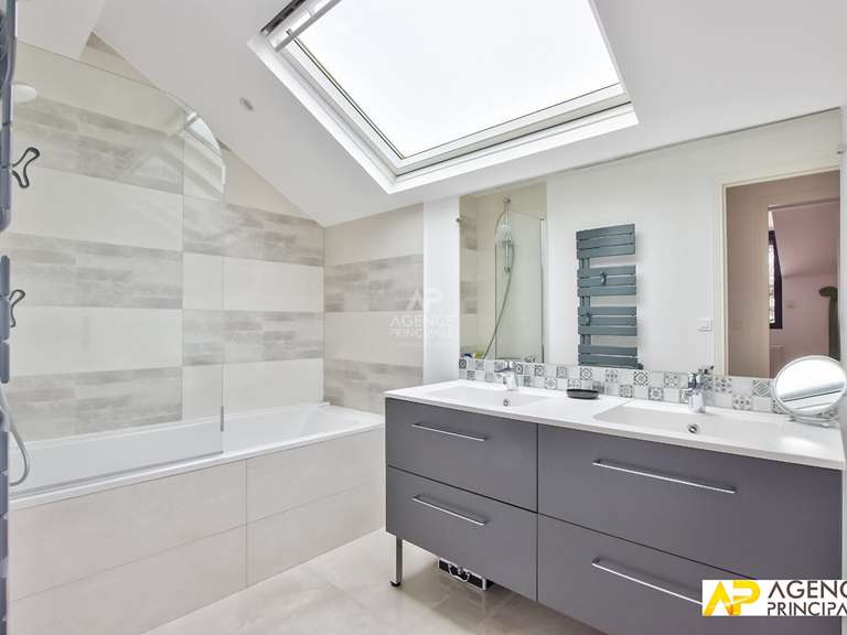 House Le Mesnil-le-Roi - 4 bedrooms - 165m²