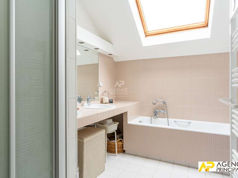 Maison Le Mesnil-le-Roi - 5 chambres - 183m²