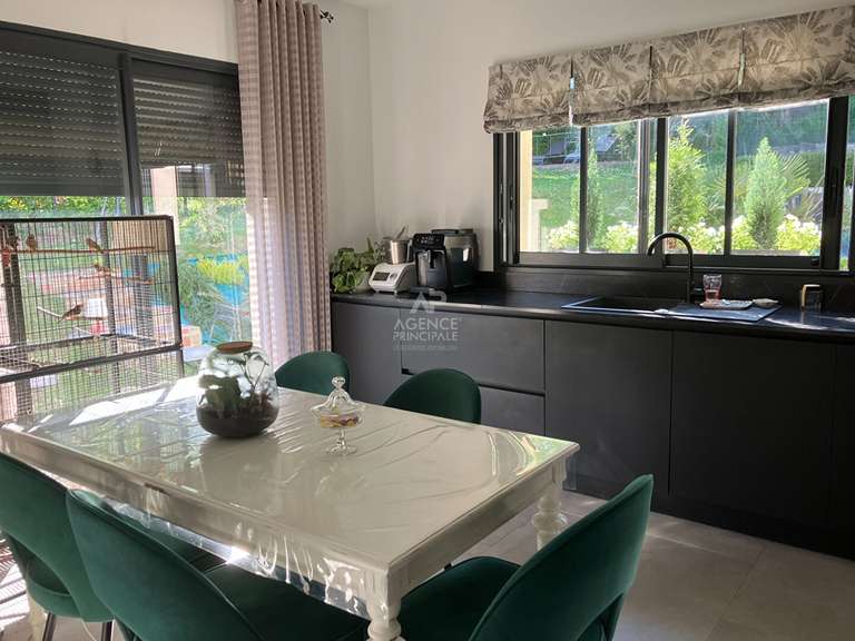 Maison Le Mesnil-le-Roi - 5 chambres - 182m²