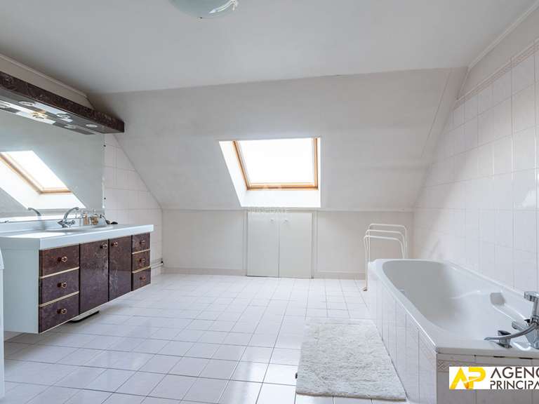 Maison Le Mesnil-le-Roi - 5 chambres - 142m²