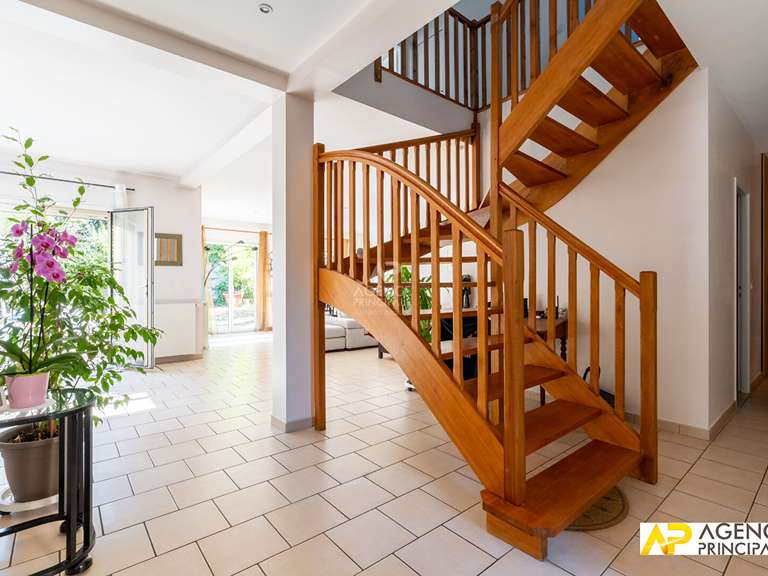Maison Le Mesnil-le-Roi - 6 chambres - 202m²
