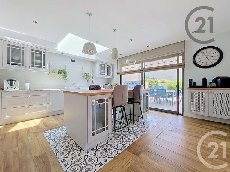 Maison Le Pavillon-Sainte-Julie - 3 chambres - 177m²