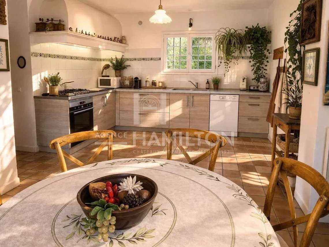 Unusual property Le Rouret