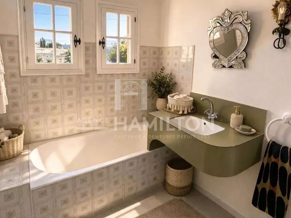 Unusual property Le Rouret