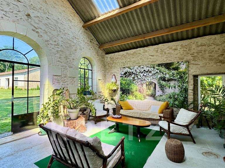 Château Lencloître - 9 chambres - 520m²