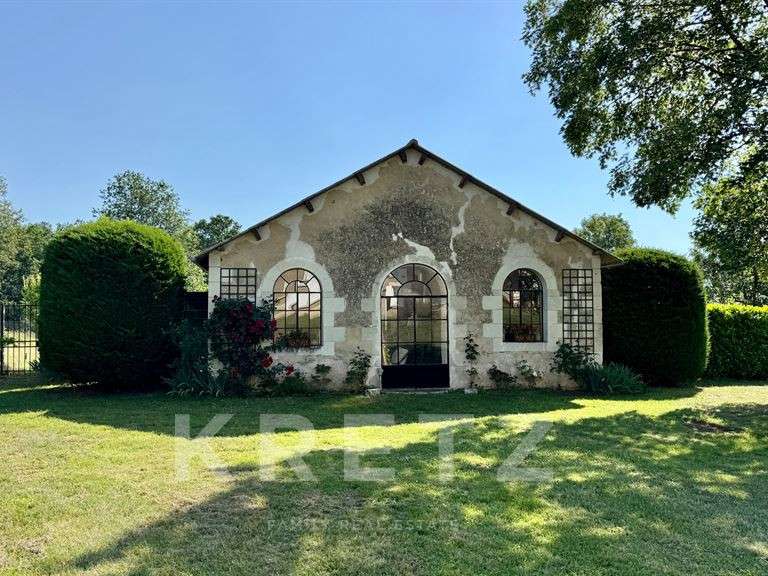 Château Lencloître - 9 chambres - 520m²