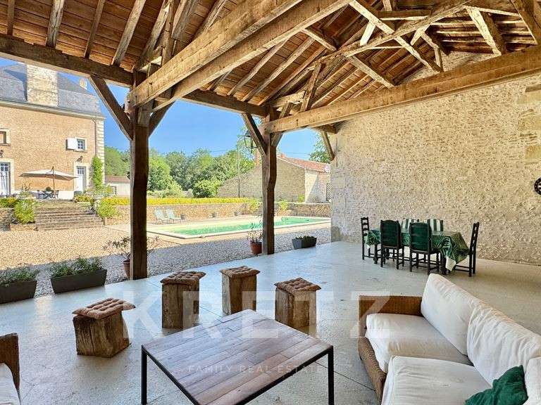 Château Lencloître - 9 chambres - 520m²