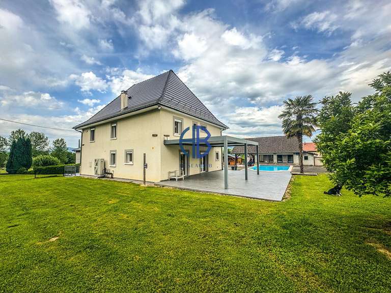 Maison Les Abrets en Dauphiné - 3 chambres - 190m²