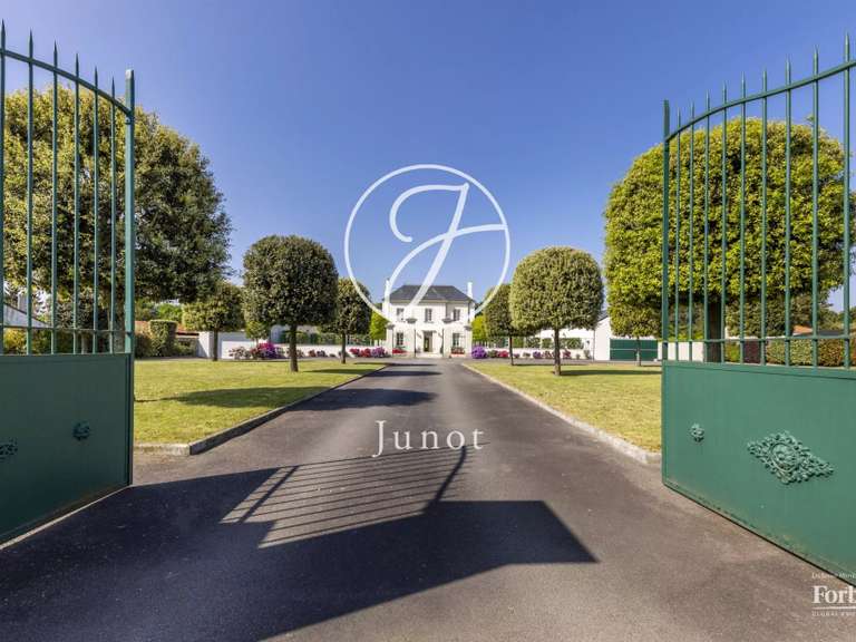 Maison Les Sorinières - 5 chambres - 511m²