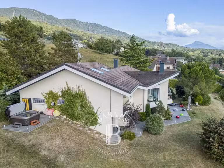 House Lucinges - 4 bedrooms - 420m²