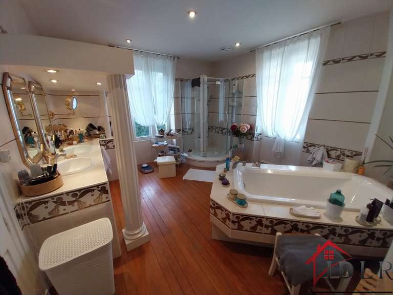 Maison Luxeuil-les-Bains - 5 chambres - 204m²