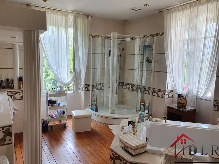 Maison Luxeuil-les-Bains - 5 chambres - 204m²