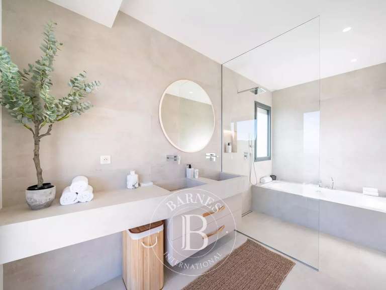 Villa Mandelieu-la-Napoule - 4 bedrooms - 242m²
