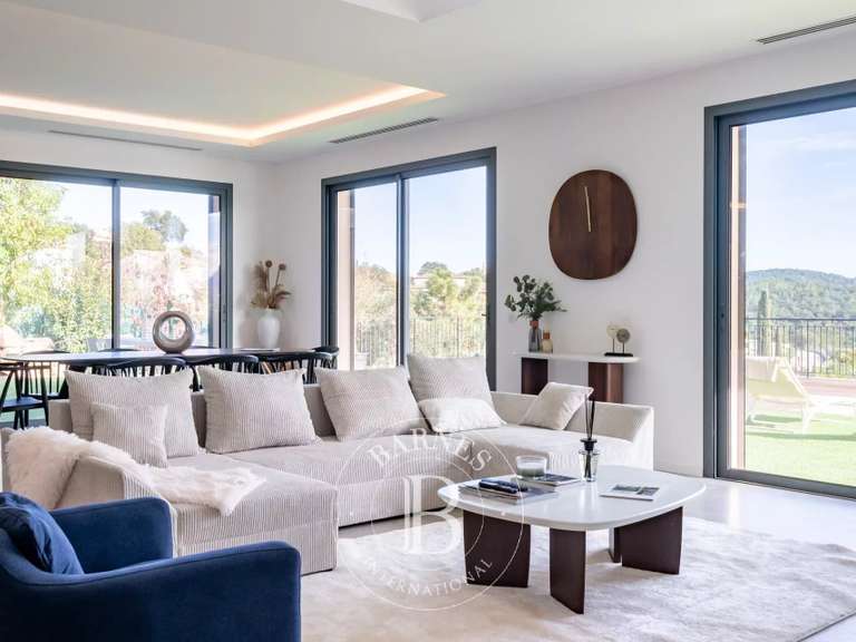 Villa Mandelieu-la-Napoule - 4 bedrooms - 242m²