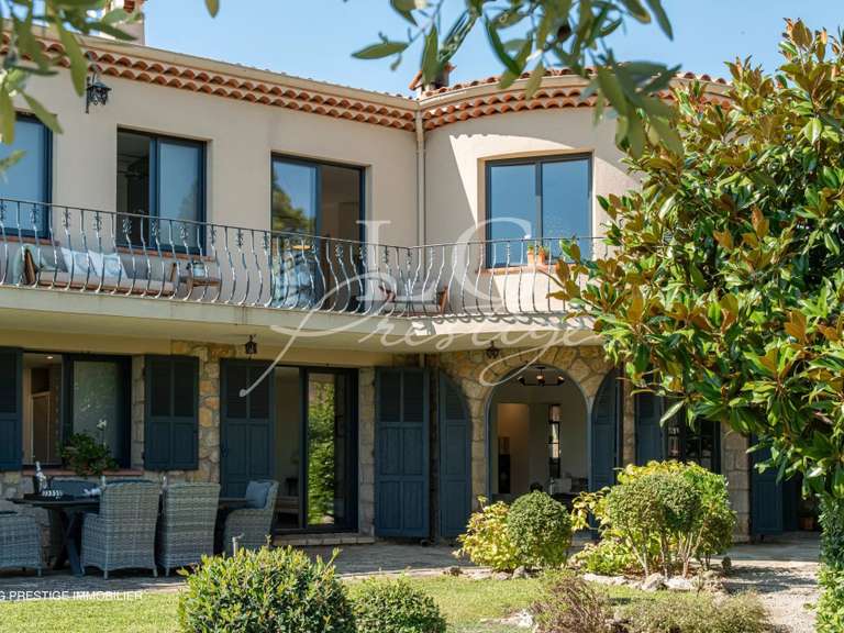 Villa Mandelieu-la-Napoule - 3 bedrooms - 212m²