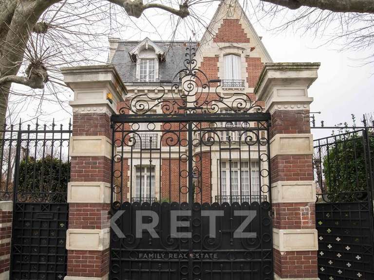 Maison Mantes-la-Jolie - 6 chambres - 328m²