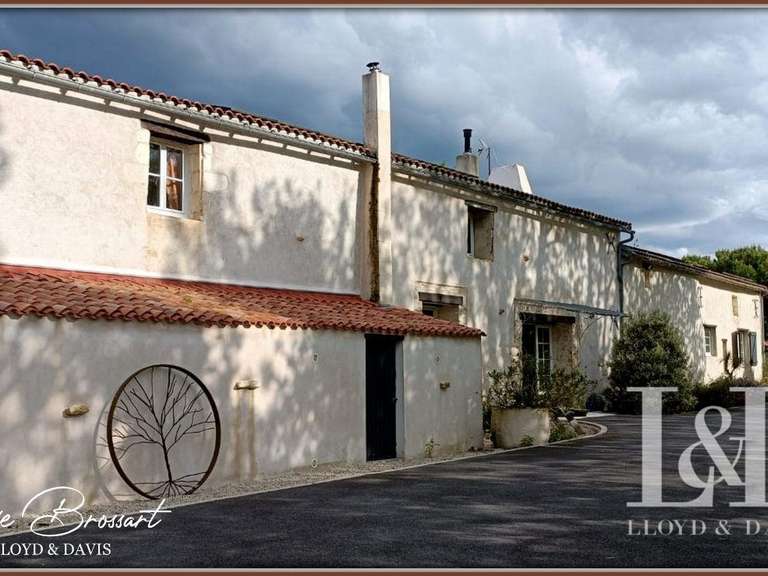 House Marans - 8 bedrooms - 523m²