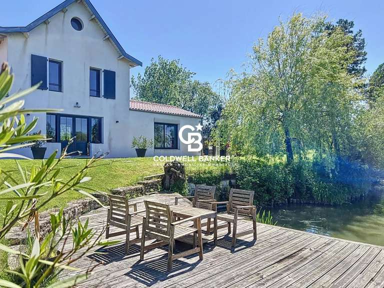 Maison Marans - 5 chambres - 242m²