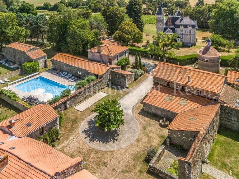 Château Mareuil-sur-Lay-Dissais - 16 chambres - 300m²