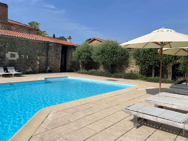 Château Mareuil-sur-Lay-Dissais - 16 chambres - 300m²