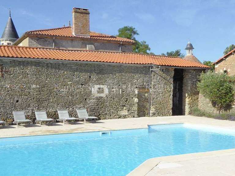 Château Mareuil-sur-Lay-Dissais - 16 chambres - 300m²