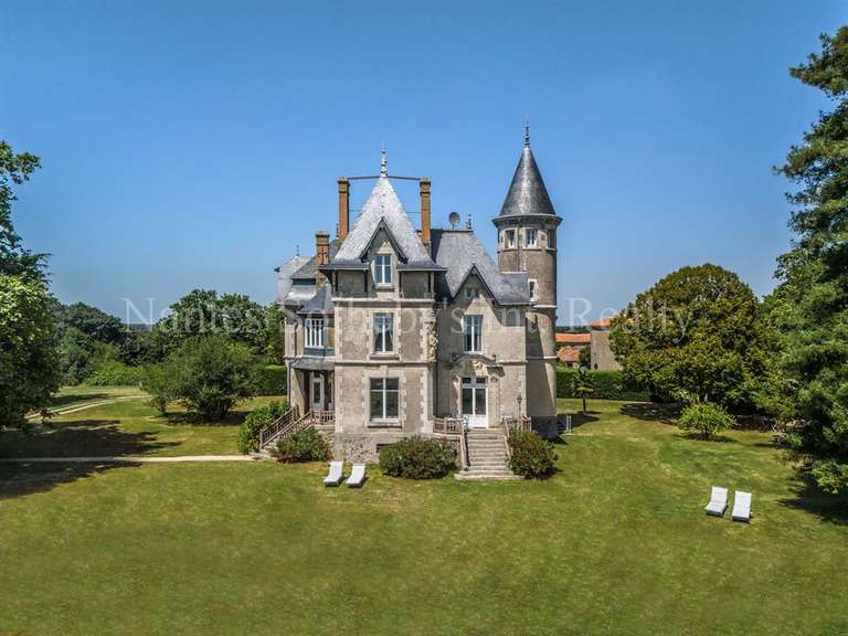 Château Mareuil-sur-Lay-Dissais - 16 chambres - 300m²