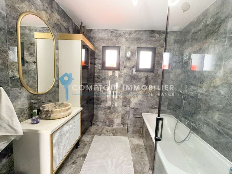 Maison Marignane - 7 chambres - 244m²