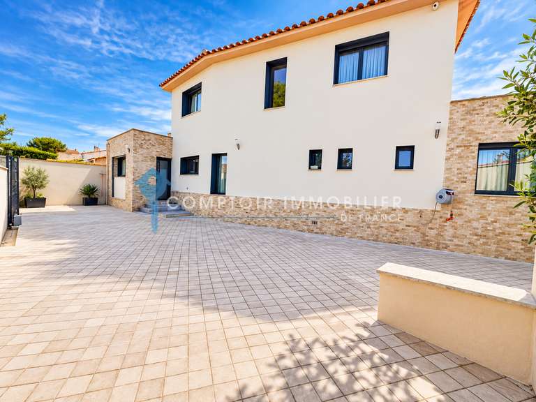 Maison Marignane - 7 chambres - 244m²