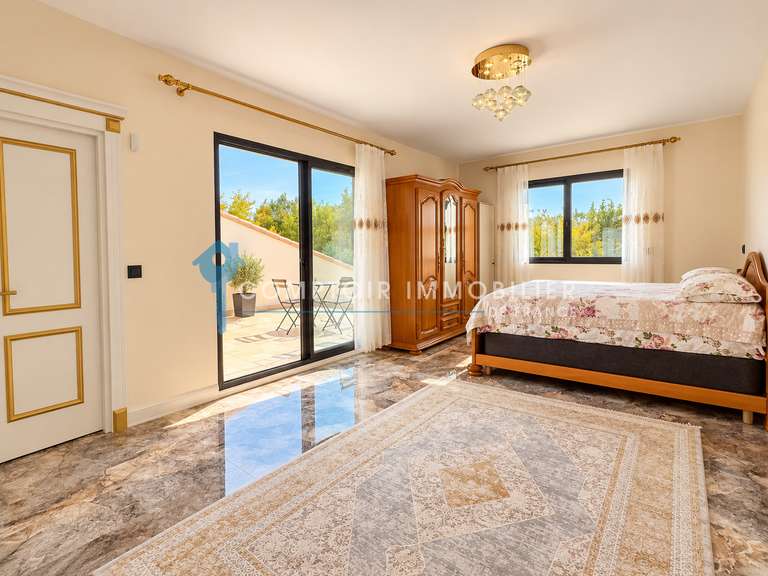 Maison Marignane - 7 chambres - 244m²