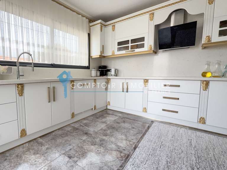 Maison Marignane - 7 chambres - 244m²