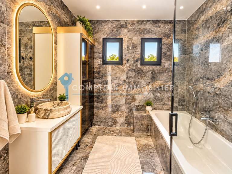 Maison Marignane - 7 chambres - 244m²