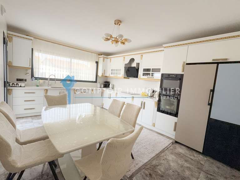 Maison Marignane - 7 chambres - 244m²