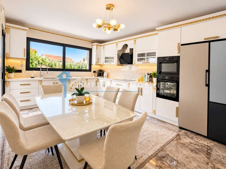 Maison Marignane - 7 chambres - 244m²