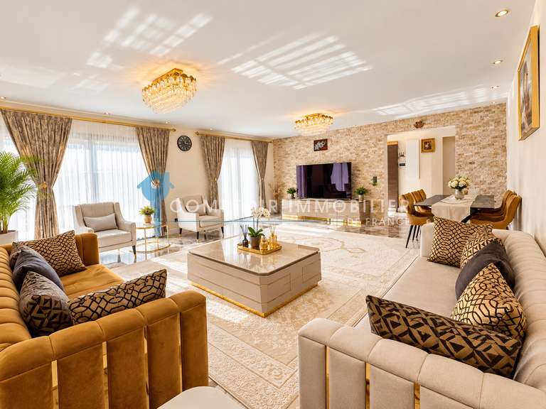 Maison Marignane - 7 chambres - 244m²
