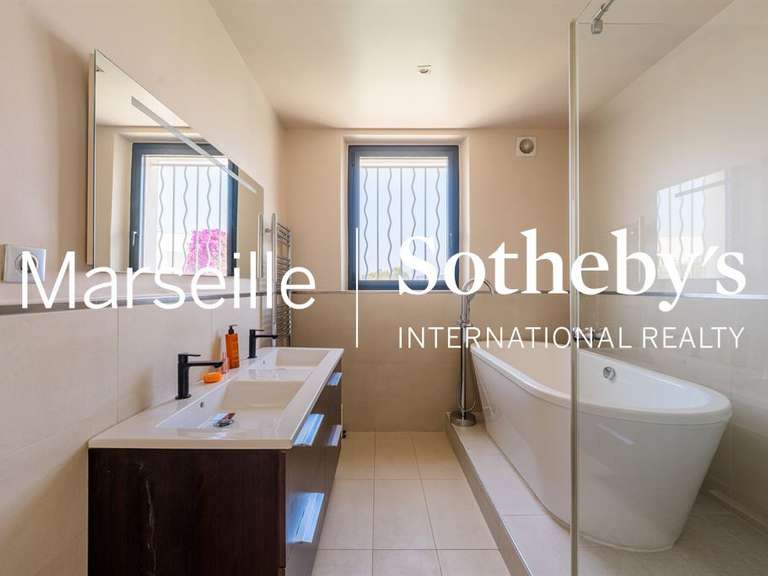 Maison Marseille 8e - 4 chambres - 315m²
