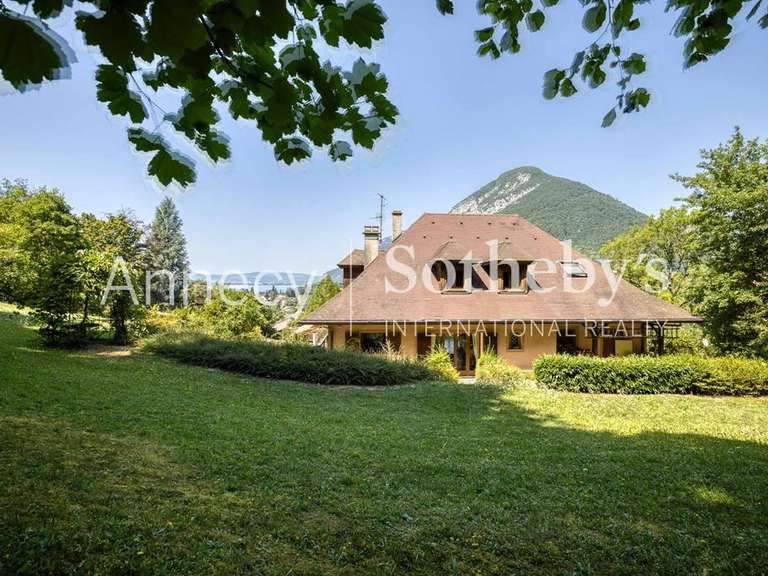 House Menthon-Saint-Bernard - 5 bedrooms - 242m²