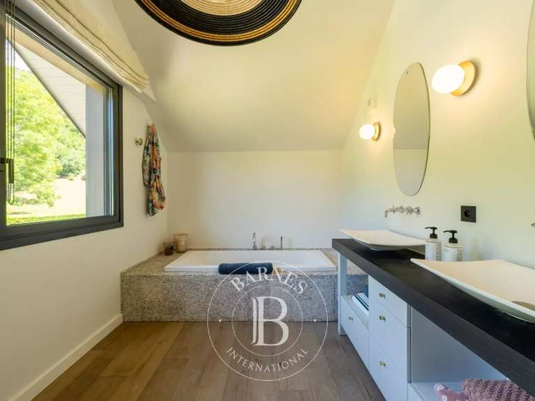 Villa Menthon-Saint-Bernard - 5 chambres - 200m²