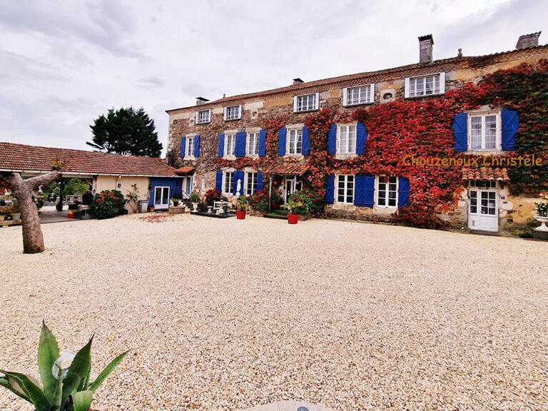 Vente Propriété Milhac-de-Nontron - 10 chambres