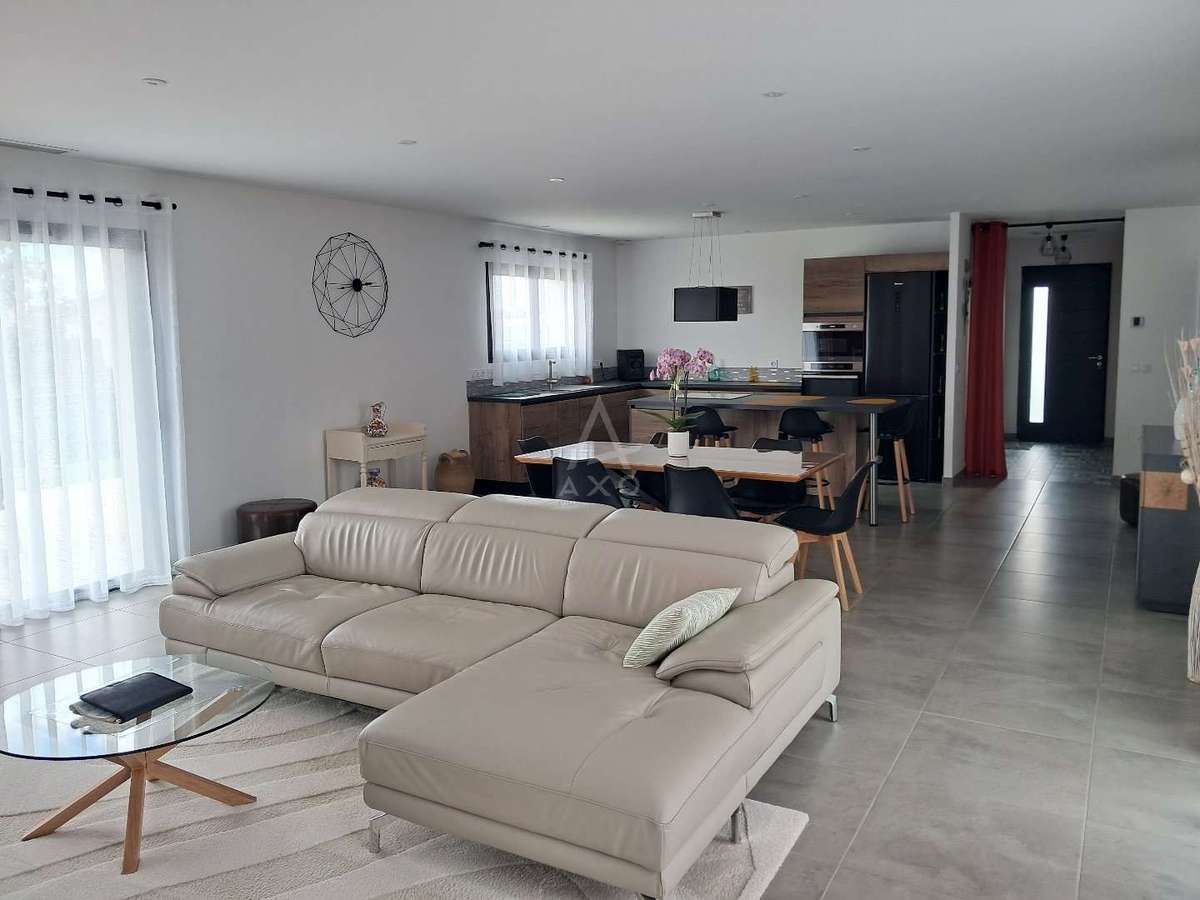 House Mios