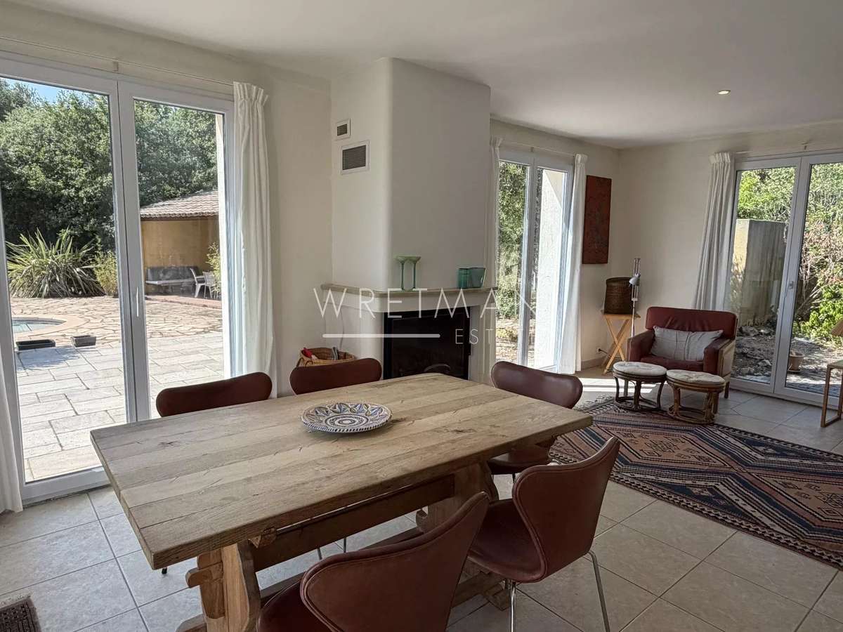 Villa Mons