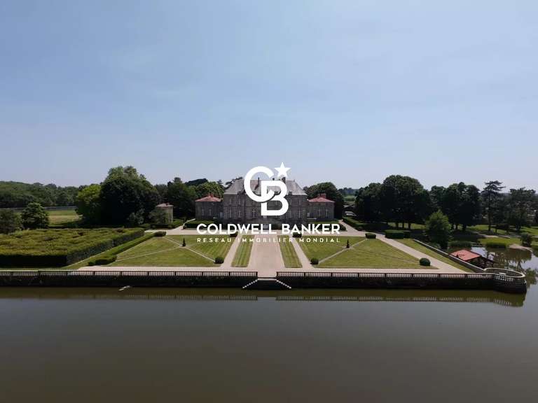 Château Montaigu - 16 chambres - 900m²