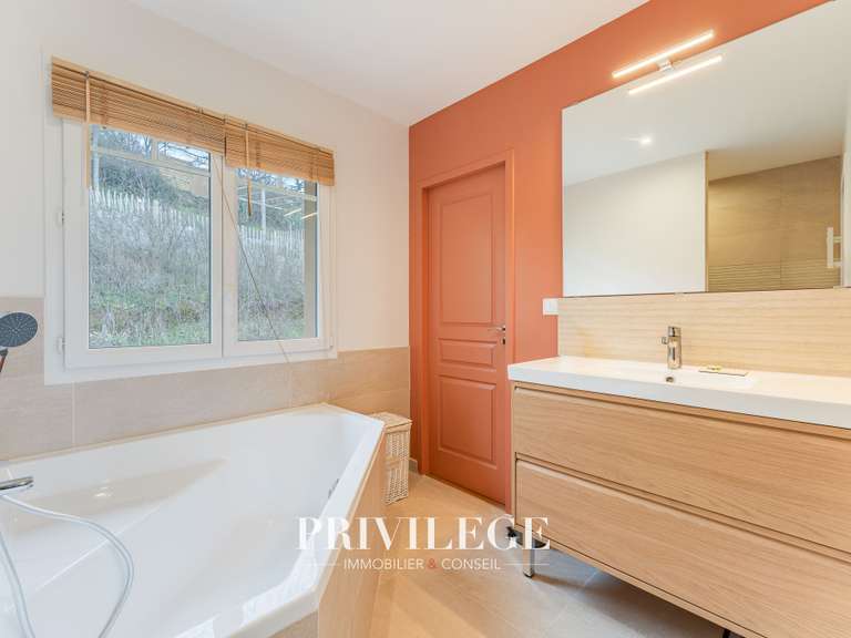 House Montanay - 8 bedrooms - 169m²