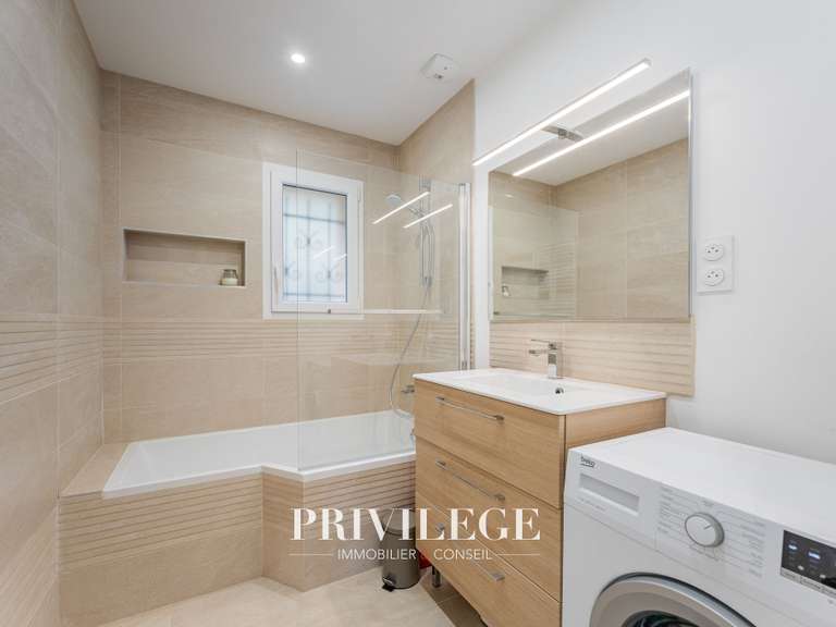 House Montanay - 8 bedrooms - 169m²