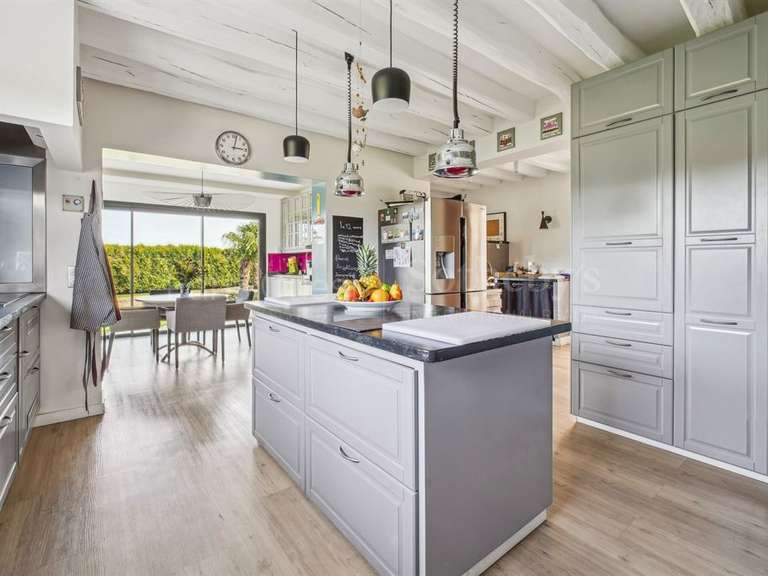 Maison Montfort-l'Amaury - 4 chambres - 345m²