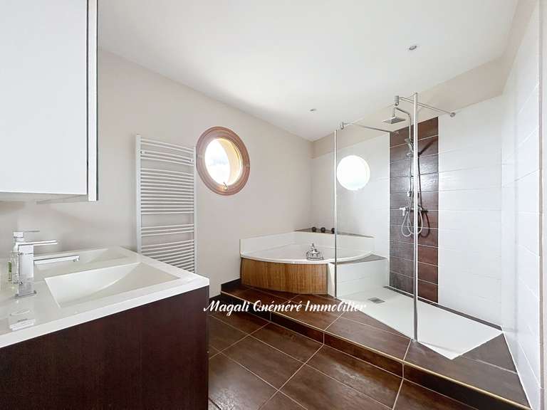 Maison Montfort-sur-Meu - 5 chambres - 259m²