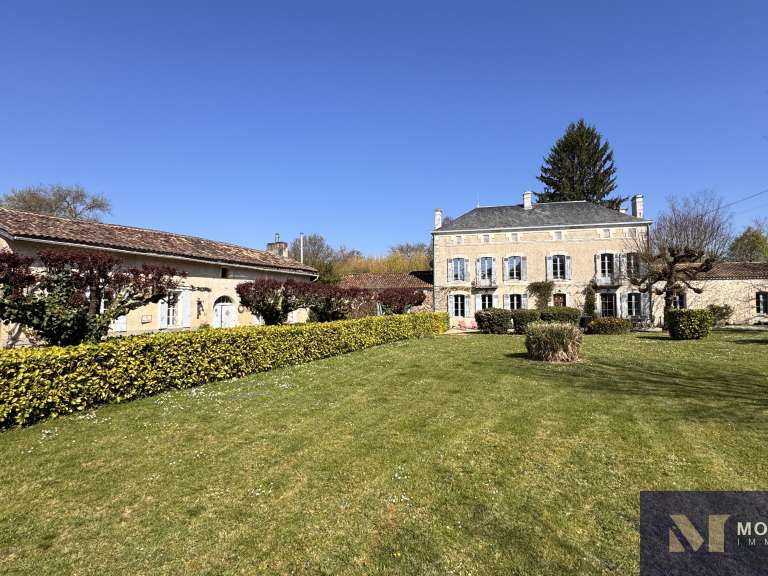 House Montguyon - 5 bedrooms - 262m²