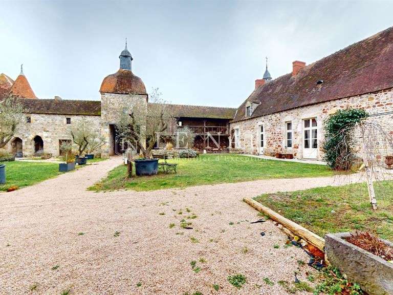 Castle Montluçon - 2 bedrooms - 370m²