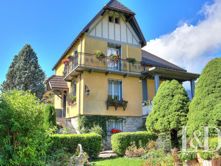 Maison Montmélian - 3 chambres - 212m²